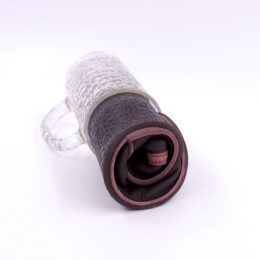 Paljasjalkakenkä Hukkasiini® Keponen, 4 mm paksu Svig Itaca italialainen kumipohja. Väri tumman suklaan ruskea. Pohja joustava, tasainen ja kiertolöysä. Kuvassa jalkine rullattuna.